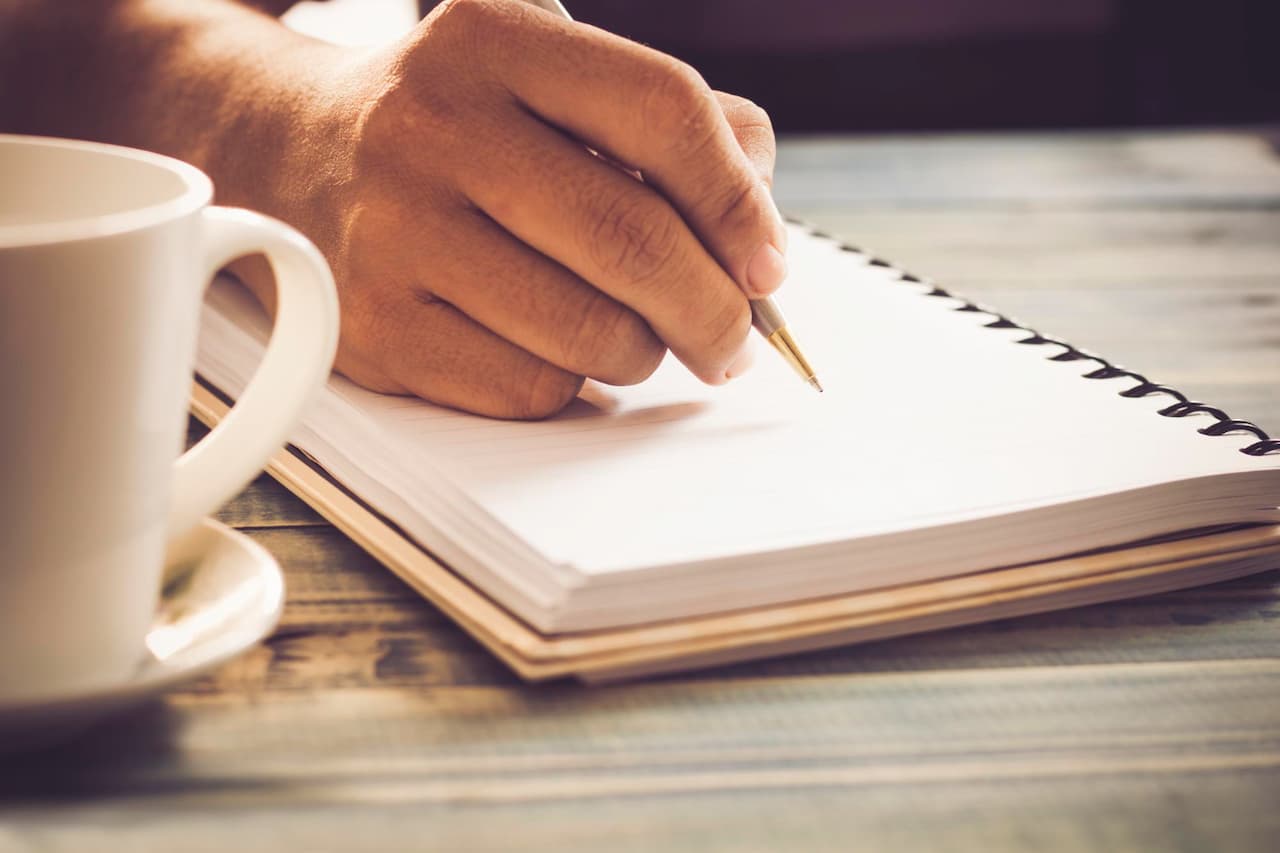 jeune femme écrit une lettre